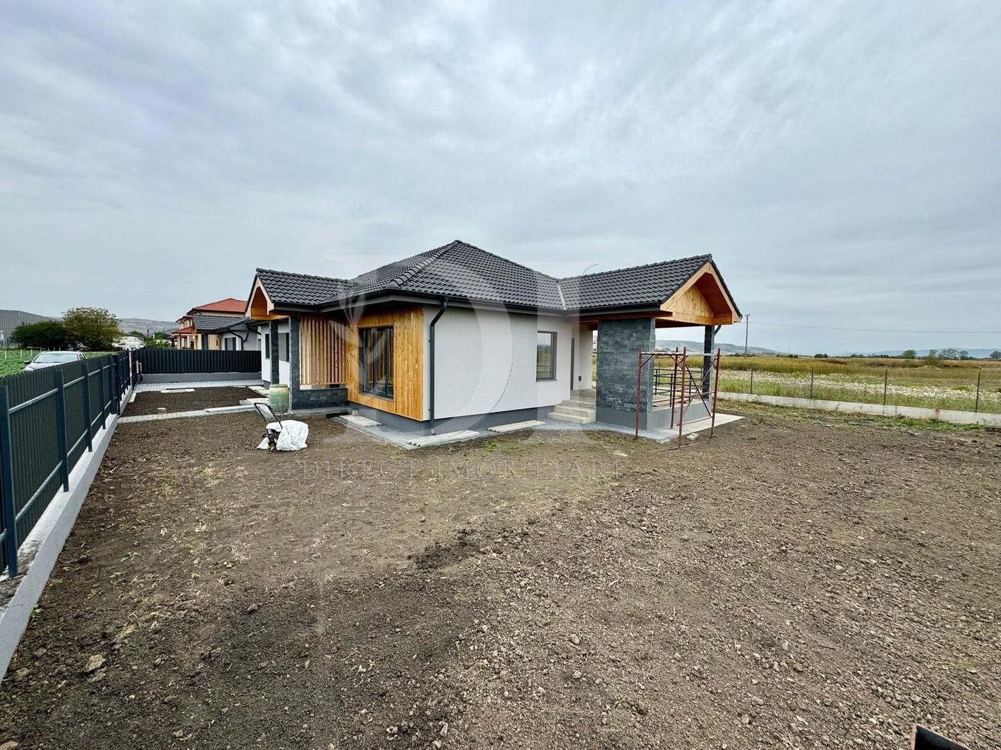 Casa semifinisată | teren liber 675 mp  | Zona Jucu - Poză 2