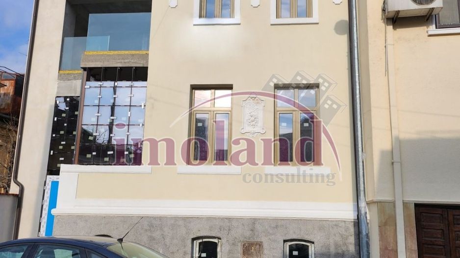 Vanzare vila Ultracentral, singur curte - Poză 1