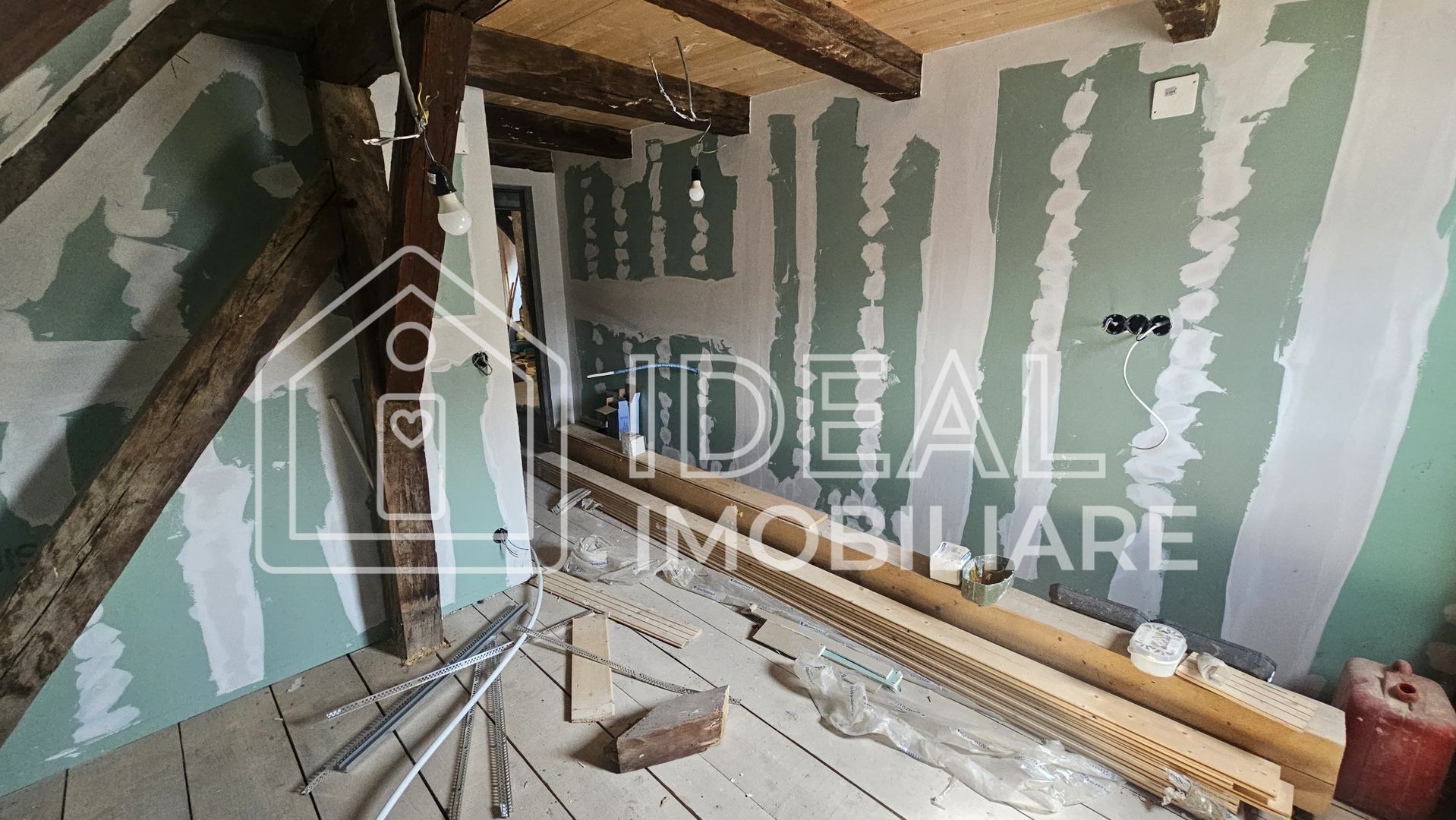 Casă veche, solidă, cu 4 camere, pivniță boltită și 4 băi – zonă centrală - Poză 9