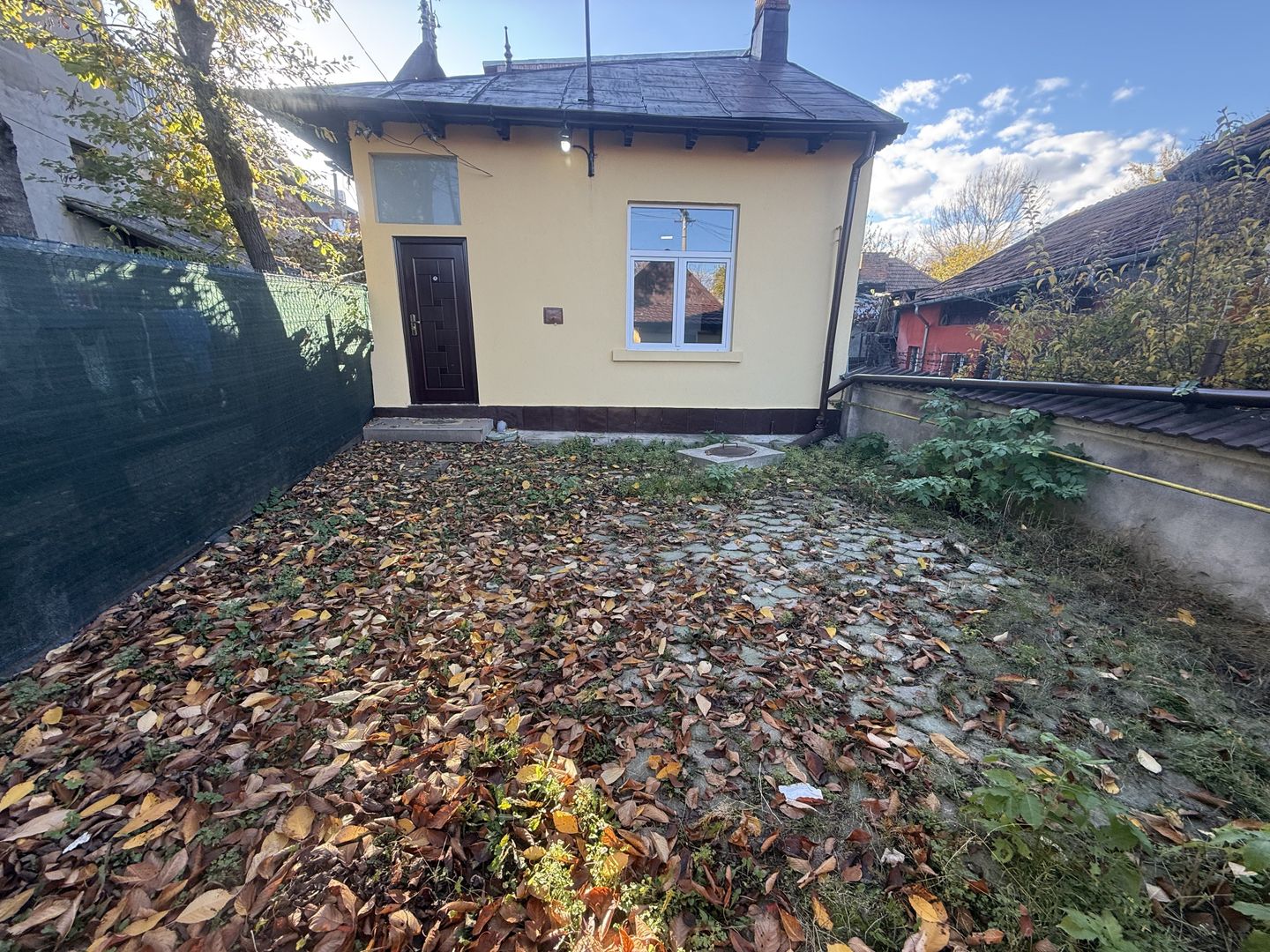 2 corpuri de Casă renovate + teren 125 mp Campina - Poză 2