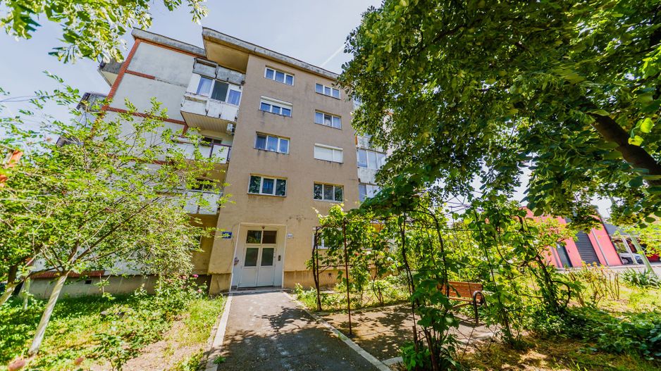 Apartament 2 camere, zona 300, decomandat, etaj 1 - Poză 1