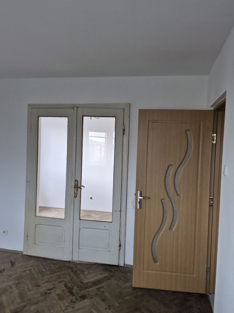 apartament 3 camere zona Crihala, etaj 4 - Poză 1