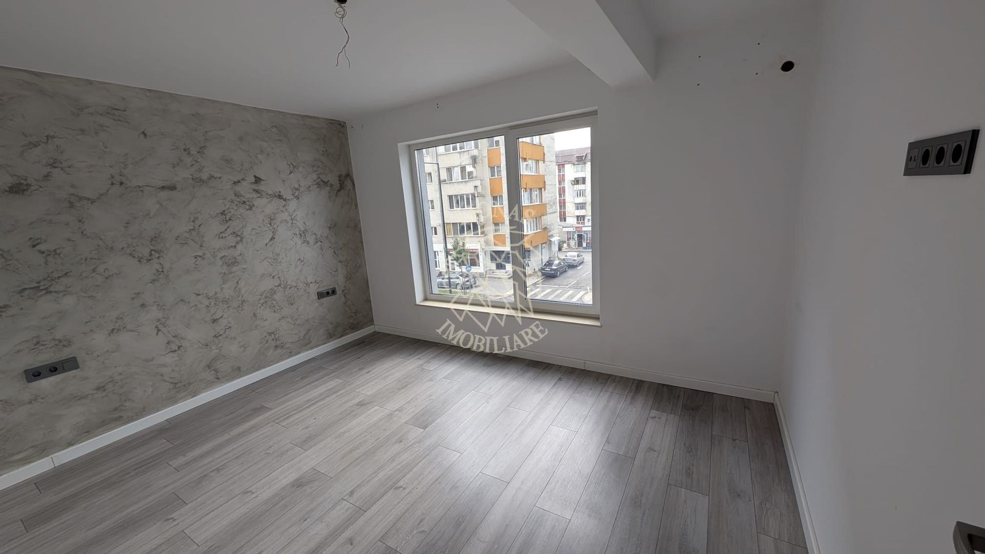 Spatiu de Birou Nou 2 camere 50 mp-balcon-parcare-Zona Han - Poză 2