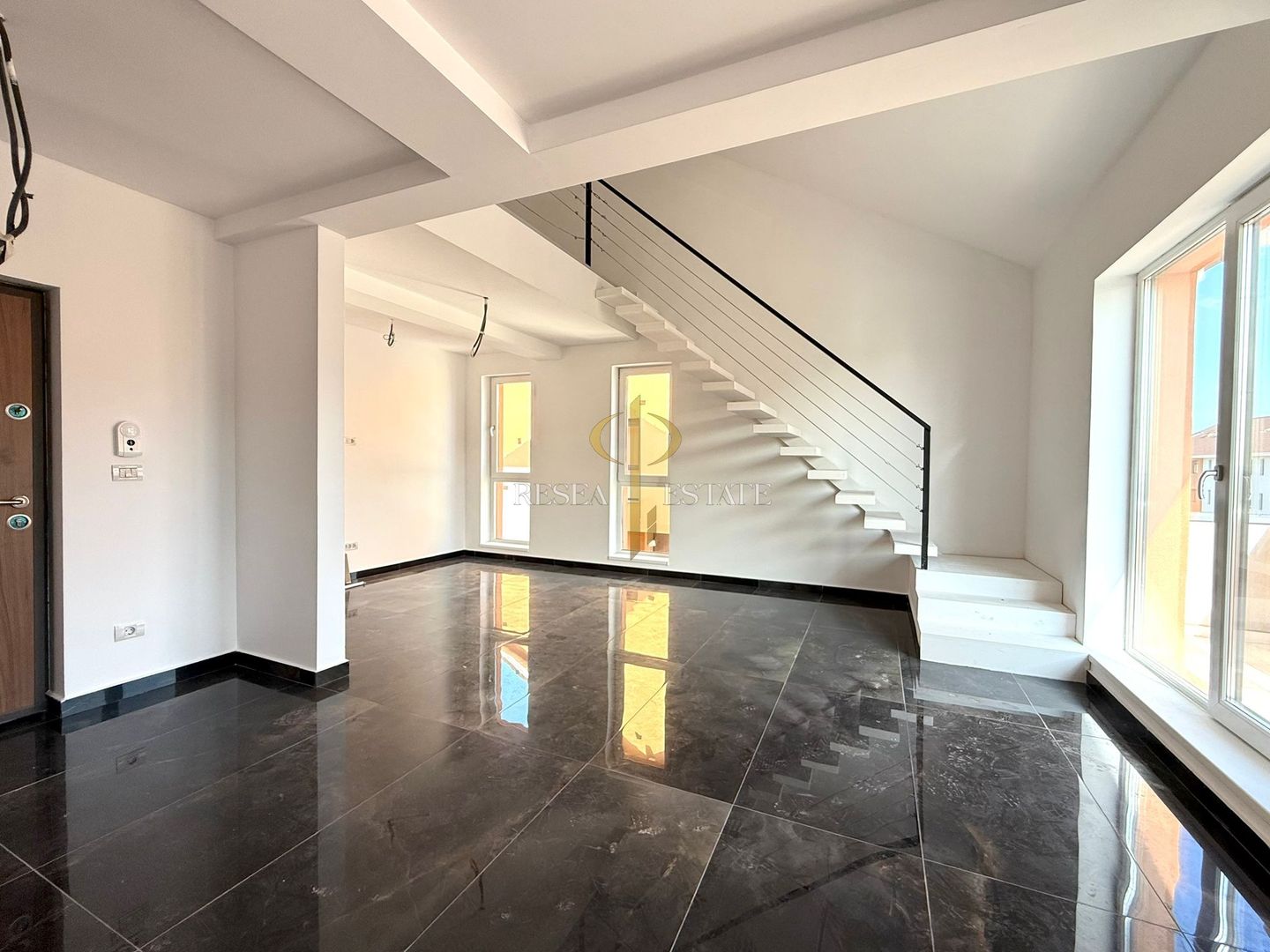 Apartament 3 camere- 83 mp utili+terasa+loc parcare - Poză 1