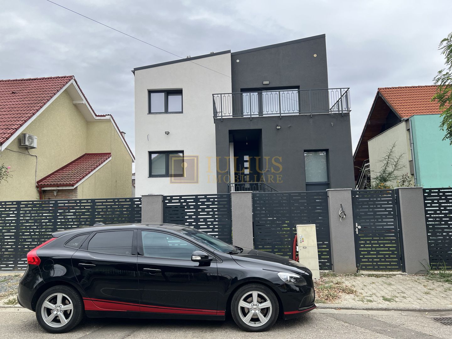 Casa zona Lunei, 5 camere + 3 bai, centrala proprie, rezidential sau birouri ! - Poză 1