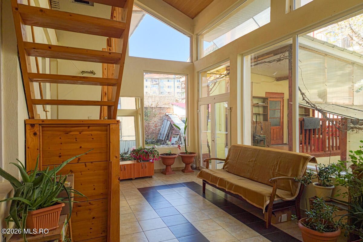 Lunei - Ion Neculce, 2 Apartamente. Mansarda 157 mp. Anexe, Lot 475 mp - Poză 8