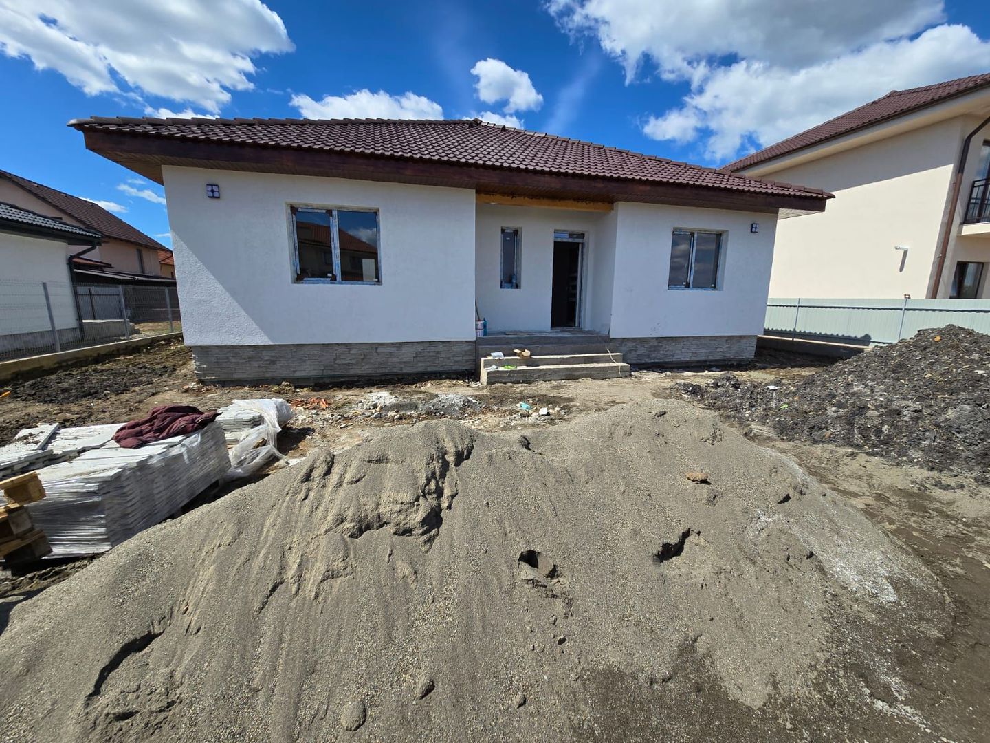 Casa 4 cam.2 băi,1 pivniță 1 dressing,500mp.teren,gard,pavaj - Poză 9