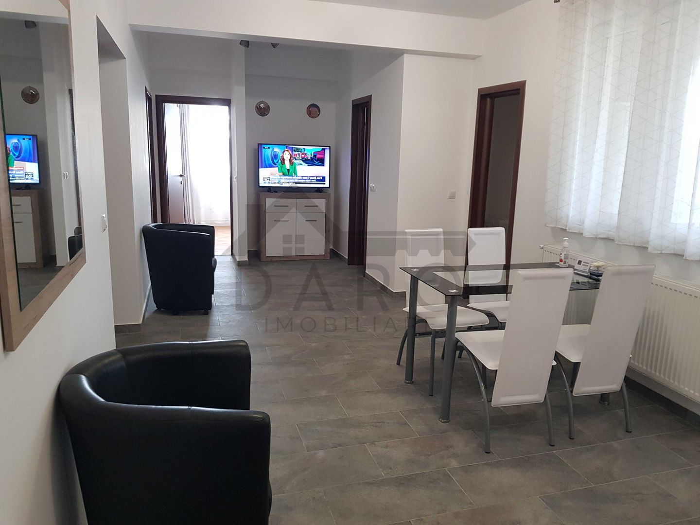 Închiriez apartament 4 camere zona rezidențială - Poză 1