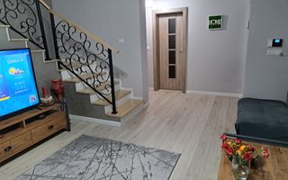 Duplex cu 5 camere despartit prin garaj in Dumbravita - Poză 4