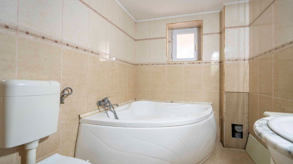 Casa cu 5 camere si 350 mp de teren in spate la parcul Salca - Poză 6