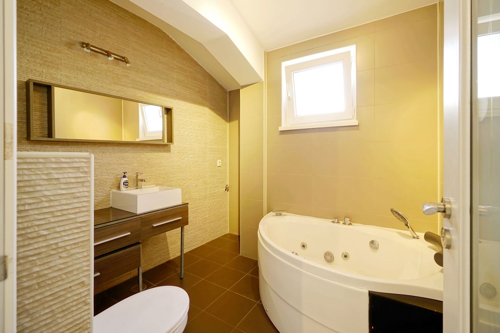 Ideal gradinita P+2, 8 cam, 6 dormt 6 bai, 3 garaje teren 650 mp, - Poză 17