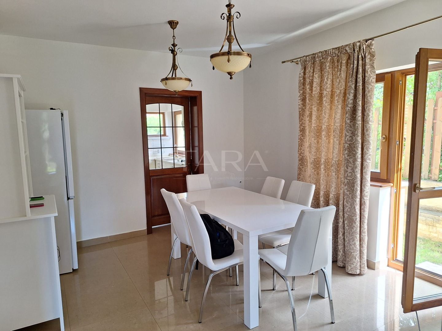 Casa deosebită în Europa – stil clasic, terase și grădină amenajata - Poză 2