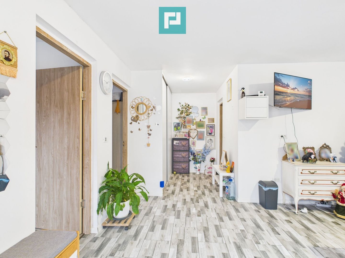 Două case pe un teren generos în Ghiroda - Poză 4