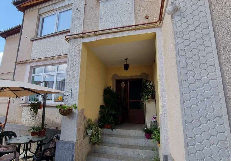 Vand casa cu etaj in zona Titulescu - Poză 1