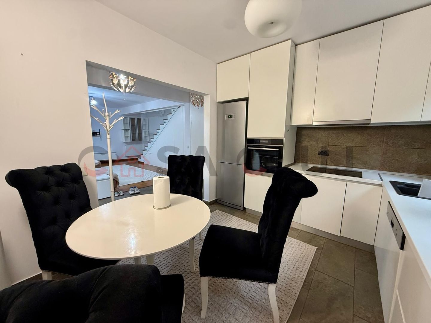 Apartament în vilă, curte, la cheie, parcare, Europa - Poză 11