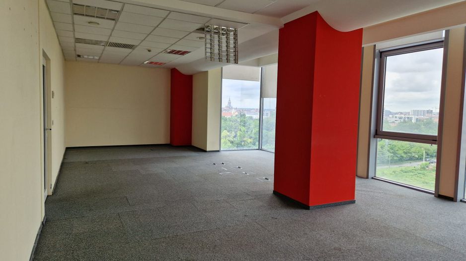 Spatiu in cladire de birouri - Poză 2