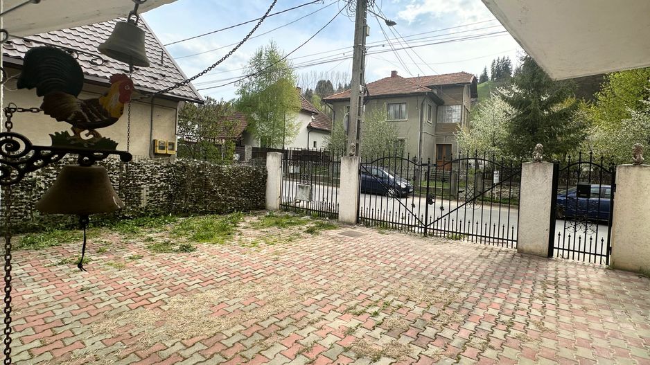 Vânzare casă Individuală 12 Camere la 5 minute de Castelul Bran - Poză 2