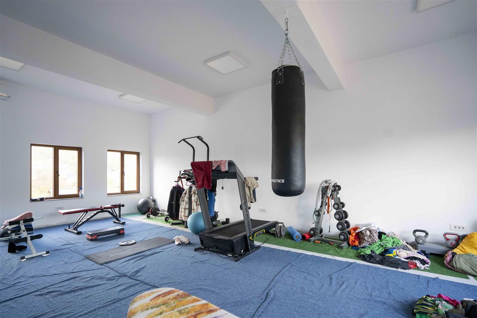 Baza de tenis si constructie moderna - Poză 10