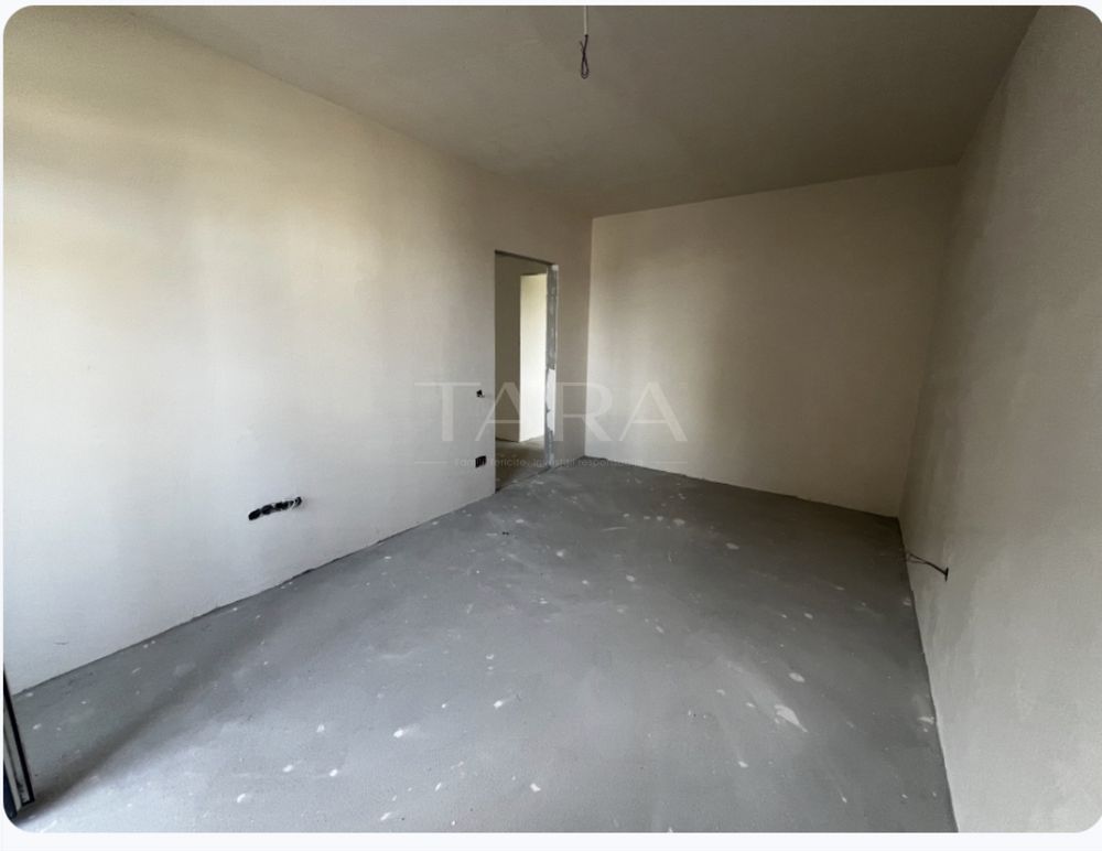 Apartament cu 3 camere, două băi, balcon, aproape de Parcul Poligon. - Poză 3