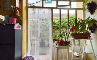 Apartament la casă cu 4 camere în Pârneava - Poză 1