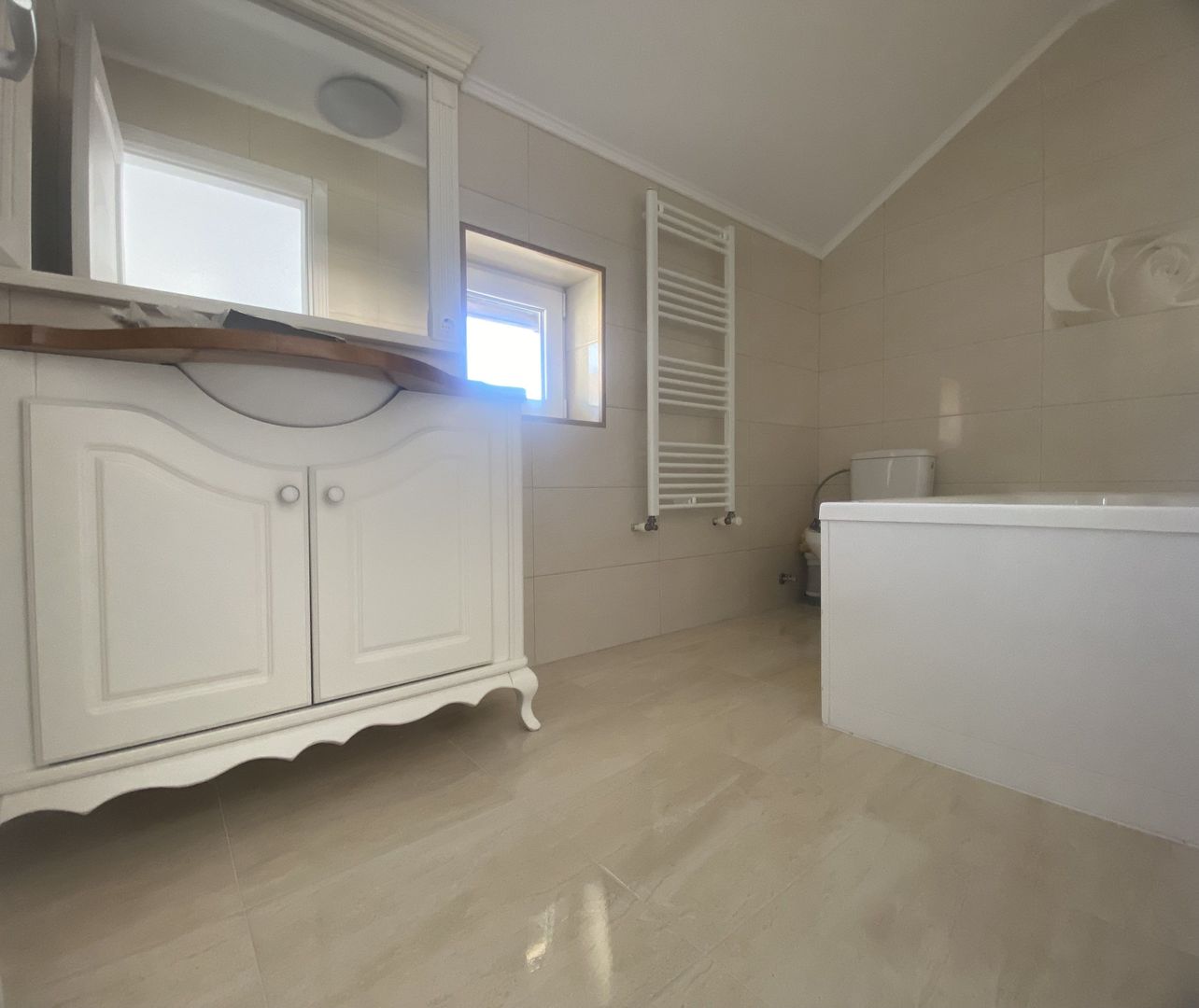 Liniste si confort! Vanzare casa la cheie, luminoasa in Priseaca! - Poză 9
