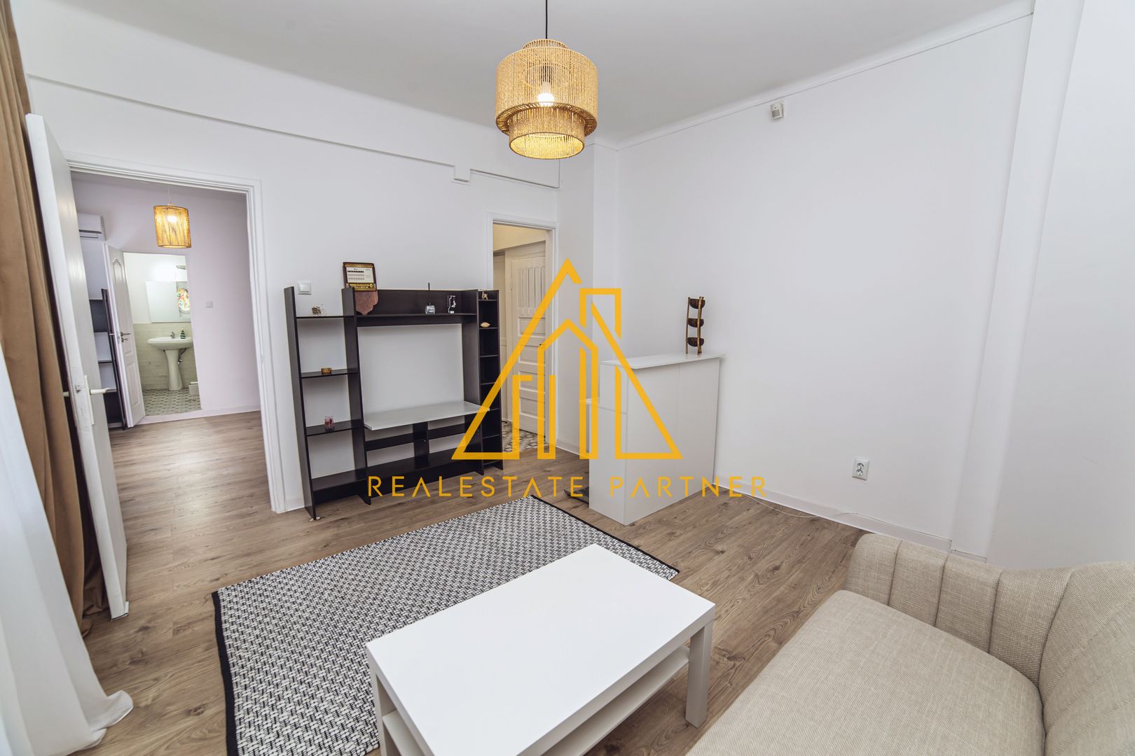 Apartament 4 camere renovat, central, ideal rezidențial sau activitate business - Poză 5