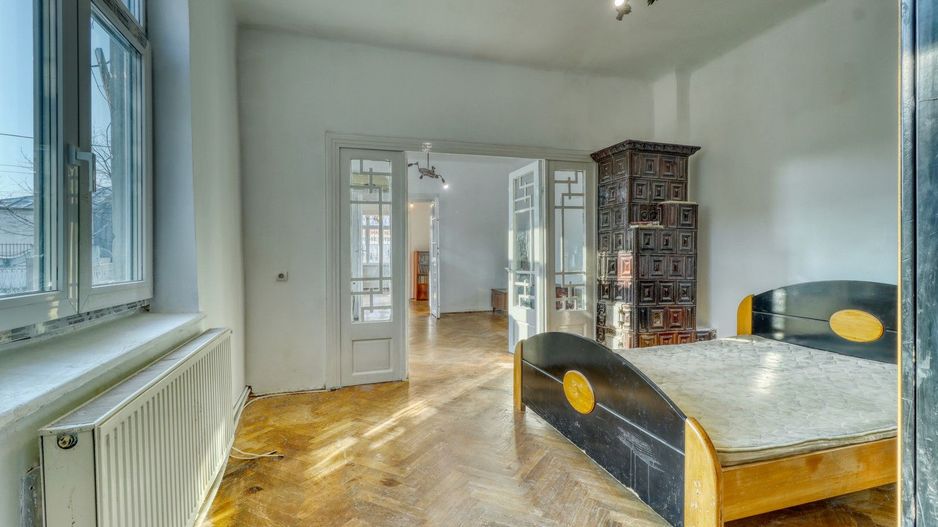 Centru- Casă boierească individuală- 5 camere si  451 mp teren - Poză 9