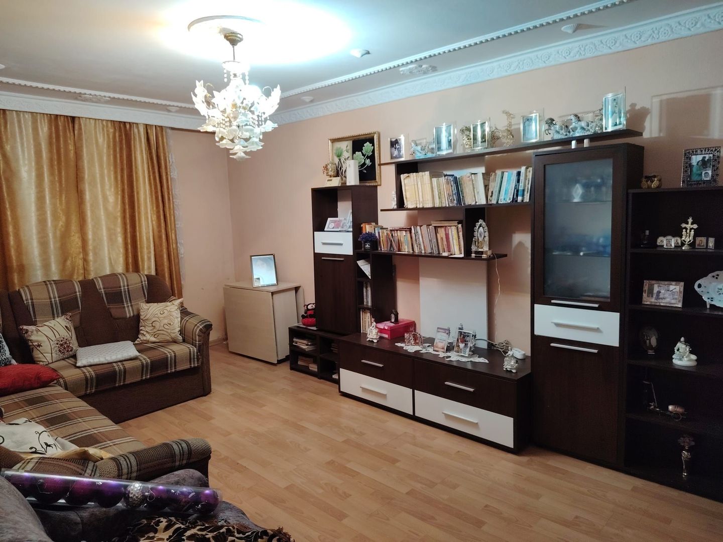 De vanzare apartament 3 camere - Poză 1