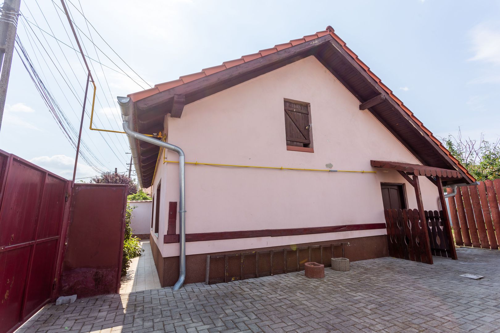 Casă cu 2 camere, renovată, în Bujac - Poză 2