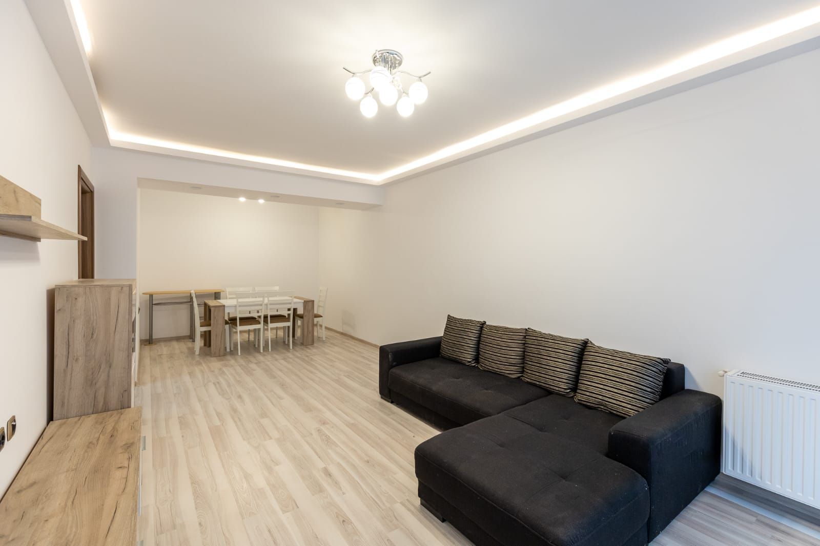 Coresi-Isaran apartament foarte spatios, 2 bai - Poză 2