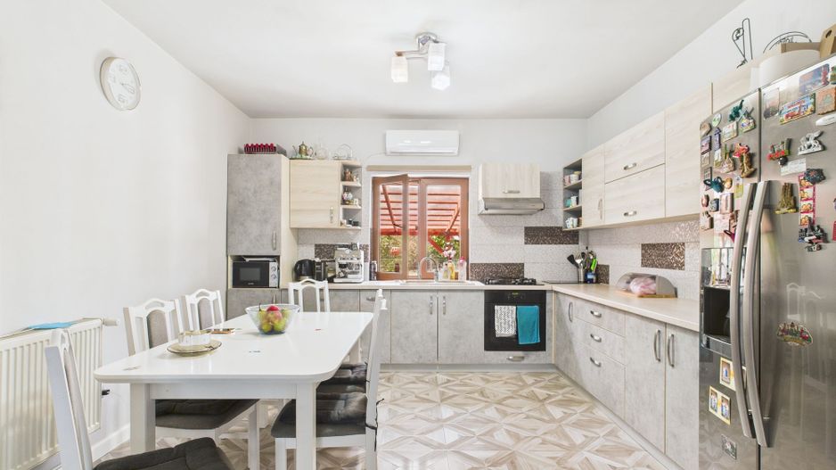 Vilă spațioasă cu 6 camere în Dumbrăvița - Poză 19