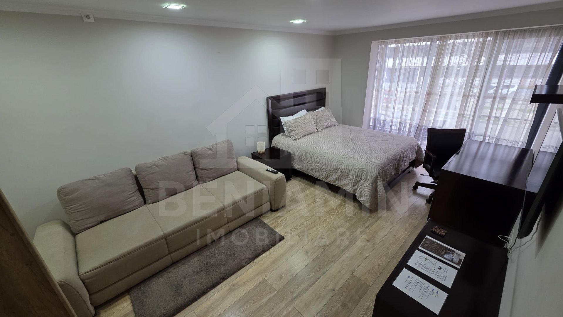 Garsoniera decomandata spatioasa Tractorul Coresi 52mp parter - Poză 1