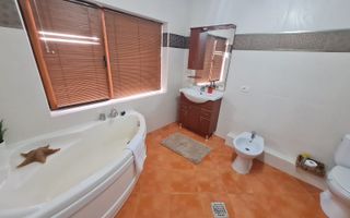 Vila spațioasă și recent renovată în Ghiroda! - Poză 16