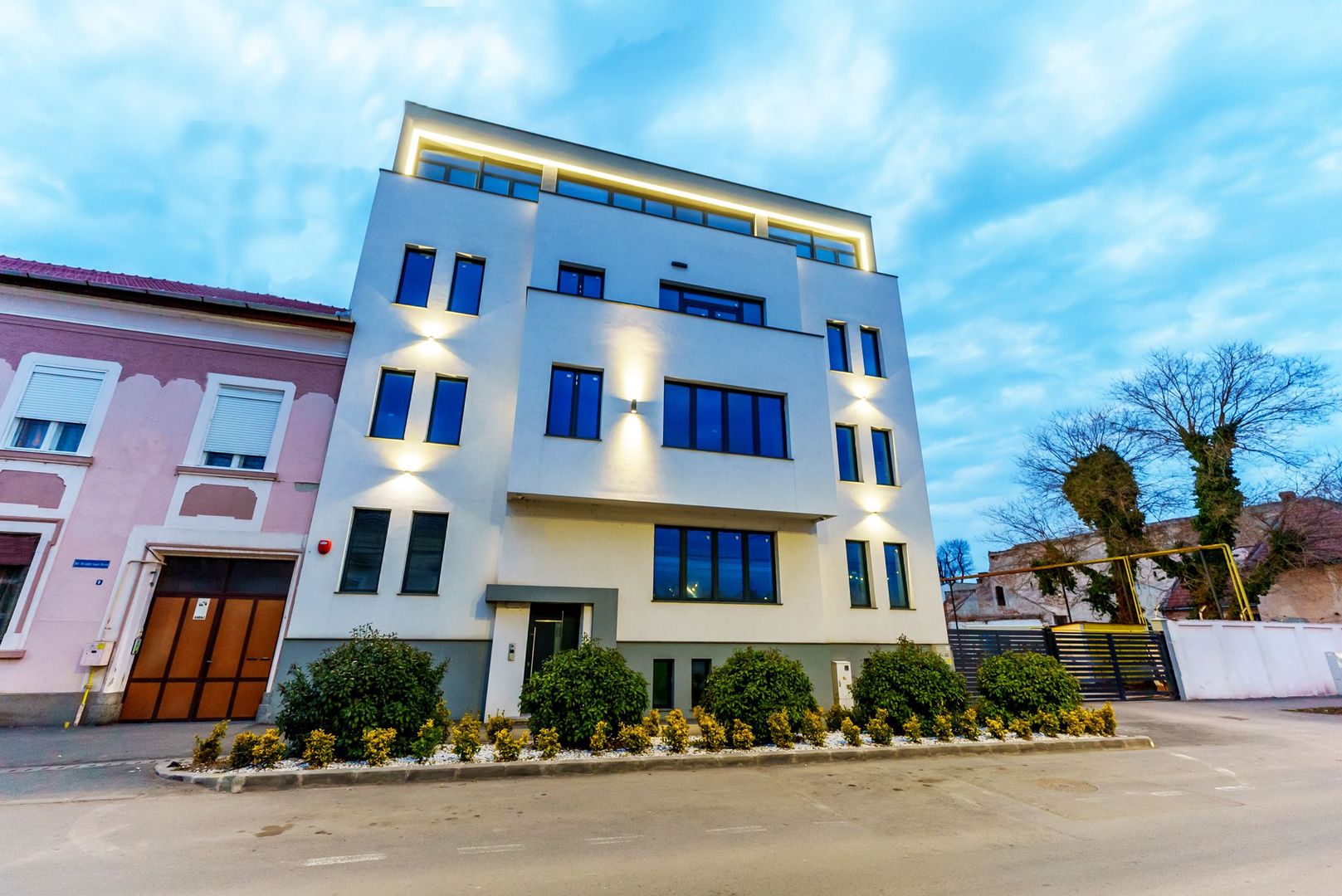 Clădire în zonă ultracentrală cu 28 de locuri de parcare - Poză 2