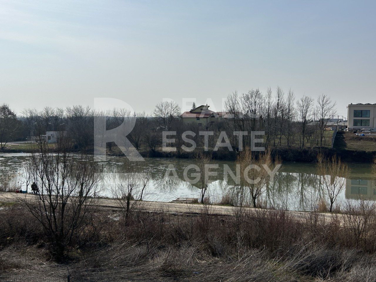 Casă P+1, 315 m² utili | Teren 1.530 m² | Pe malul lacului Ostratu - Poză 2