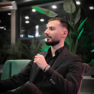 Mike Markides - TRÎMBIȚAȘU ESTATE