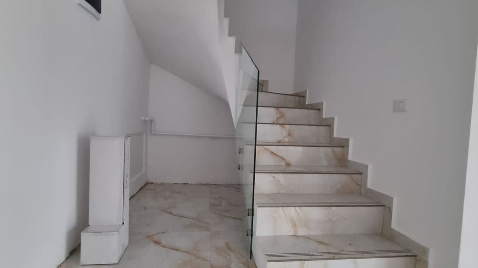 Reședință Modernă cu Finisaje Distinse - Poză 34