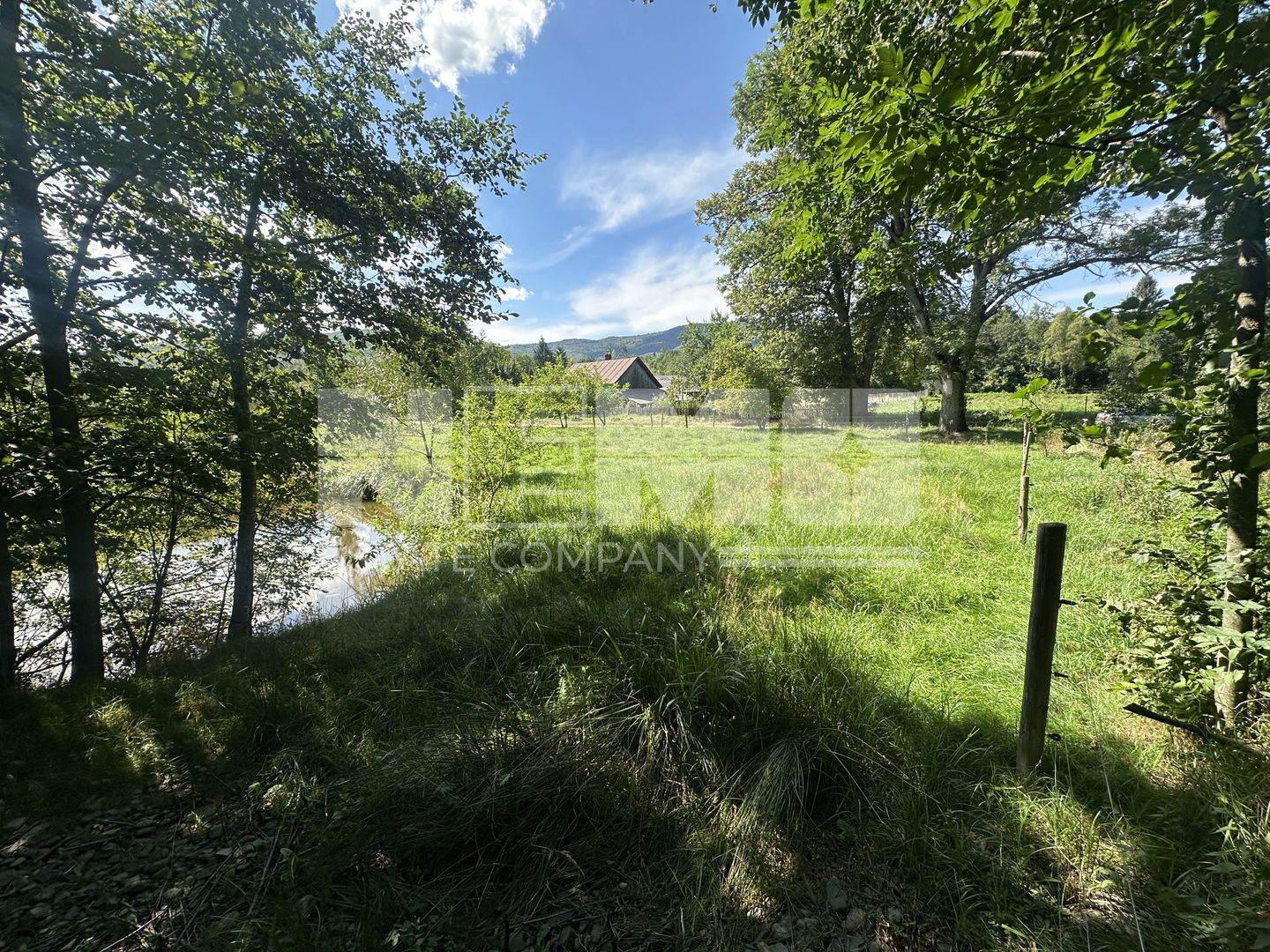 Teren 15 Ari | Cu Iaz & Terasat | Drumul Principal | 40.000 € - Poză 1