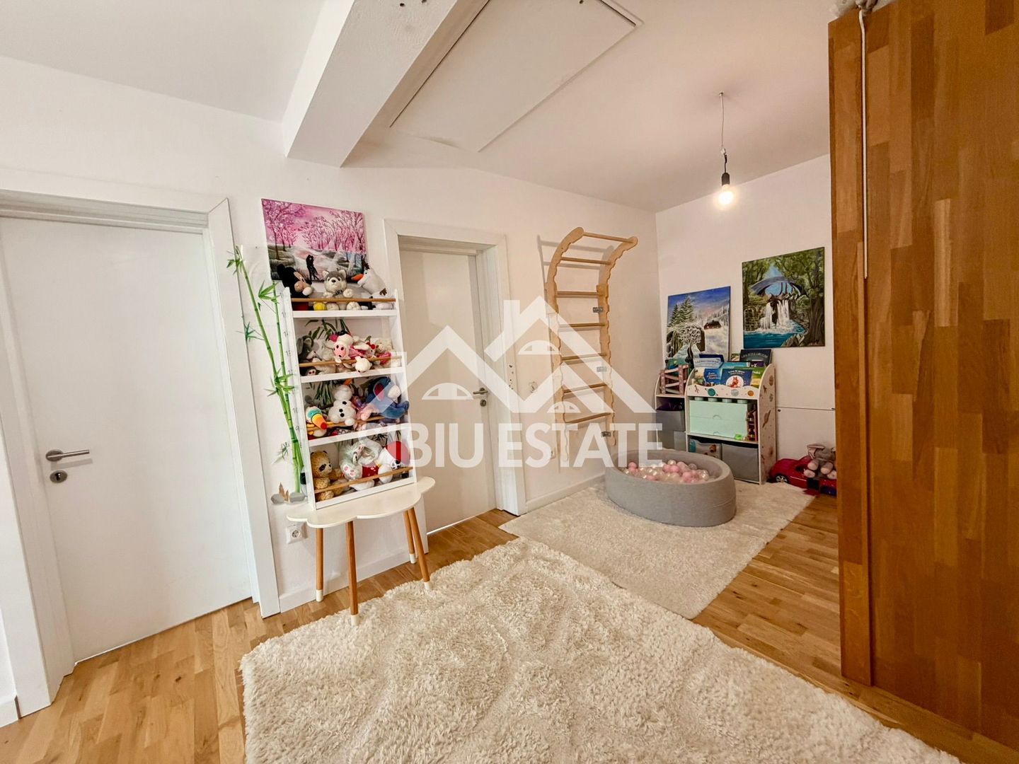 Duplex elegant cu 5 camere, 2 bai, curte in Cristian - Poză 11