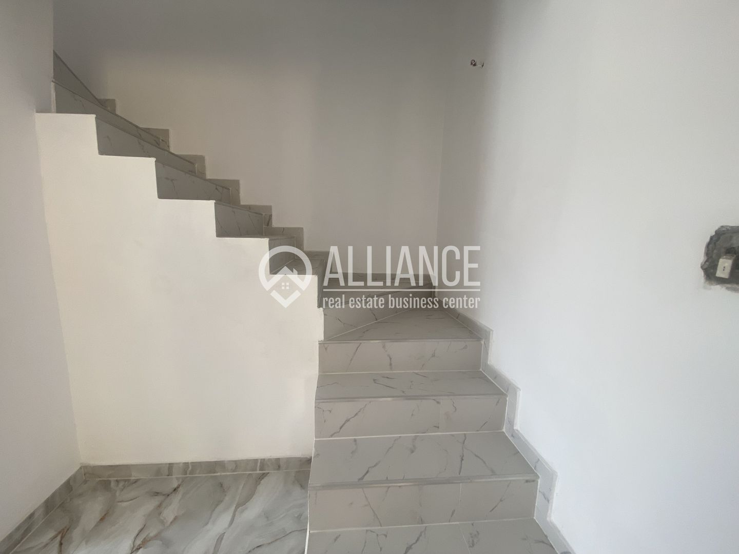 VALU LUI TRAIAN(COD 07) -Casa P+M 5 camere cu teren de 300 mp - Poză 11