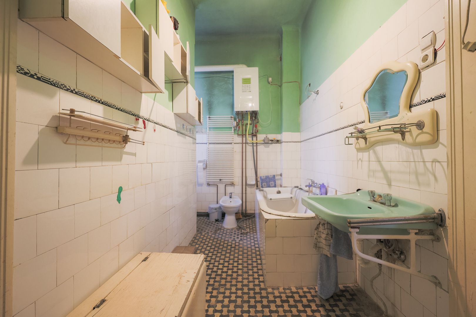 VILĂ INTERBELICĂ CU TEREN GENEROS ȘI SPAȚIU COMERCIAL . VÂRFUL CU DOR - Poză 14