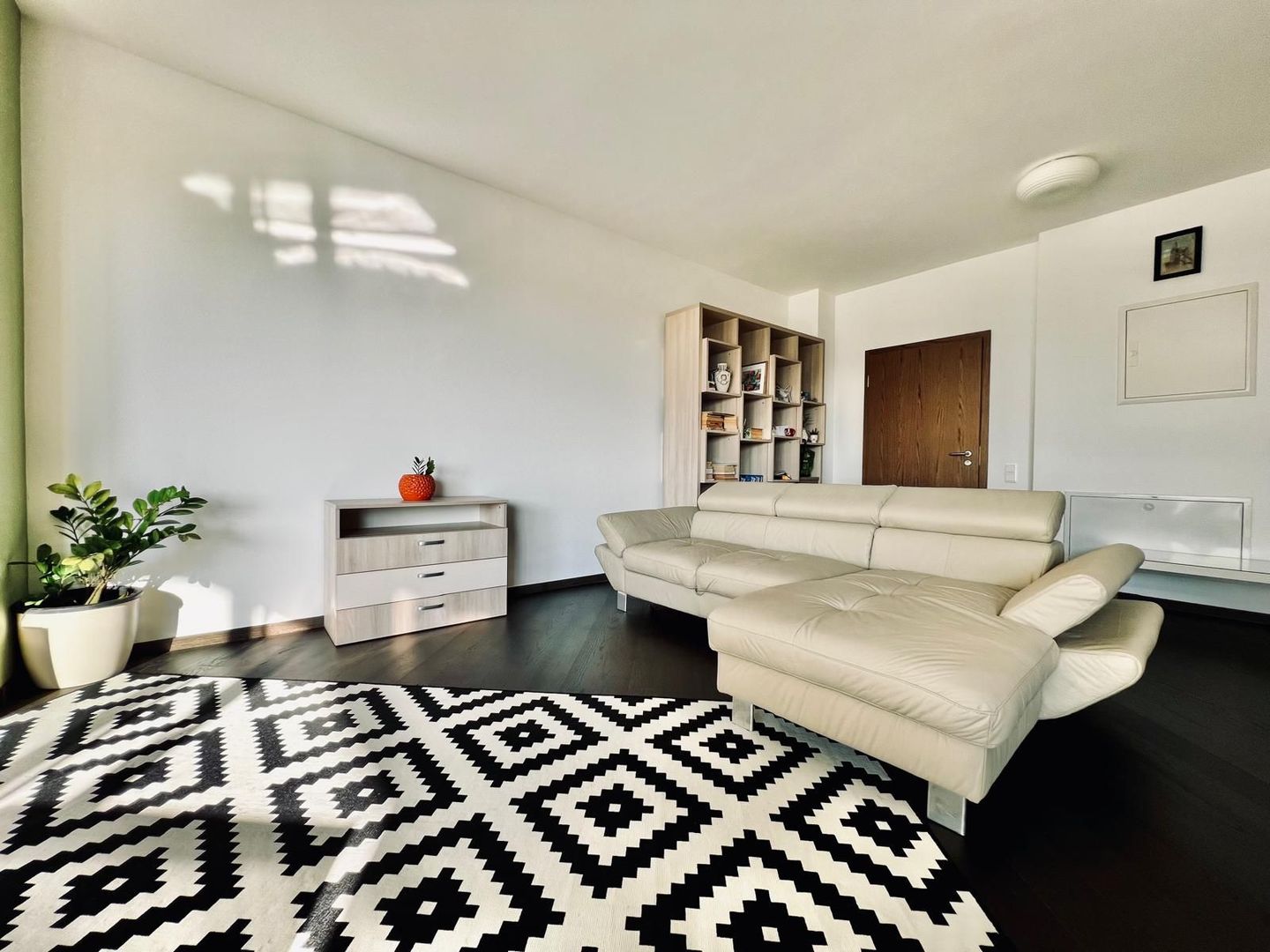 Apartament cu parcare subterana - Poză 1