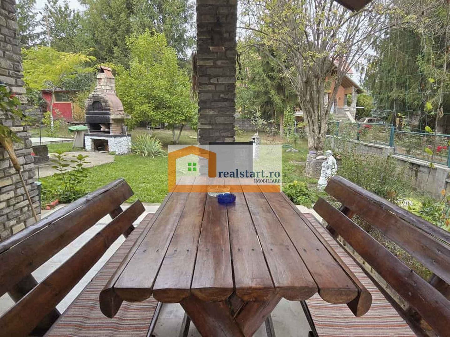 Vedere padure, panouri solare si fotovoltaice, pompa de caldura,  semineu - Poză 11