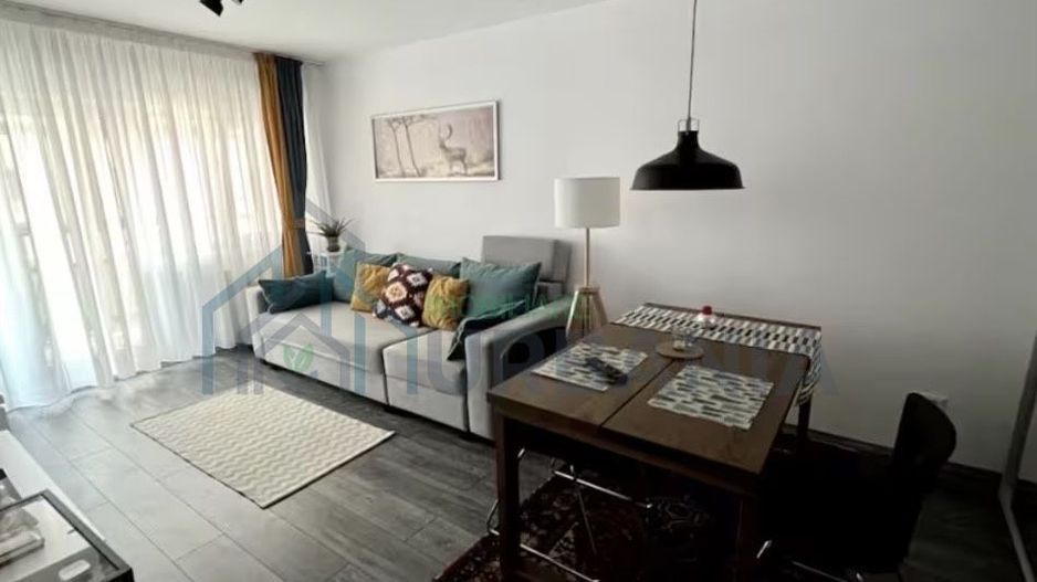 Apartament modern 2 camere, 2 balcoane, parcare, lift – Centru (Iordachi Lozonschi 8) – închiriere scurtă 15 iunie–15 august - Poză 1