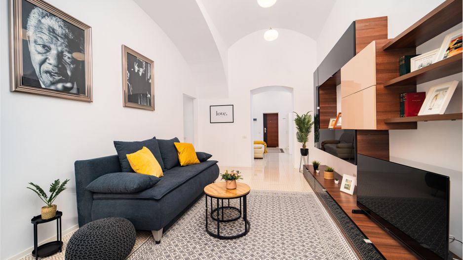 Apartament renovat in cladire istorica - Poză 2