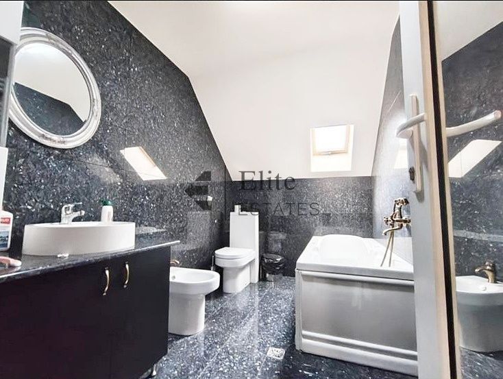 Casa cu 4 camere garaj si curte de 500 mp in Nojorid - Poză 5