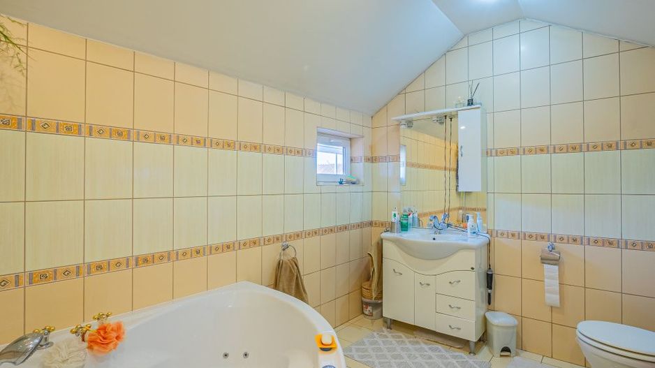 Casa individuala cu teren mare, vedere spre munti,  Avrig,  jud. Sibiu - Poză 9