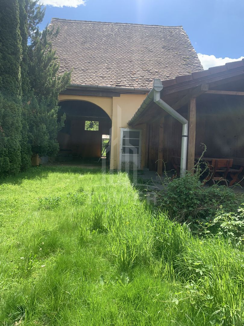 Casă în centrul Cisnădioarei cu 243mp de locuit și teren de 936mp - Poză 9