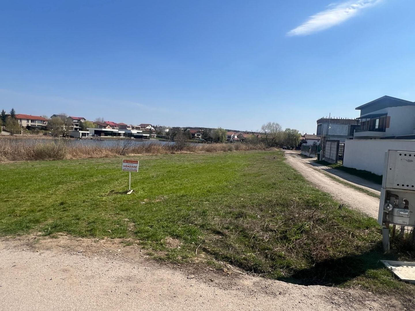 Teren edificabil 2.000 mp | Acces stradal | Vedere lac - Poză 1