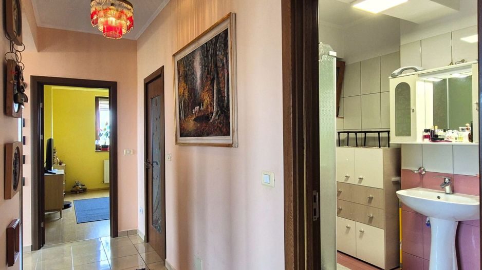 Tractoru, zonă liniștită de case, apartament spațios 3 camere cu garaj - Poză 10